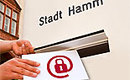 Foto: ein Brief wird in den st&auml;dtischen Briefkasten geworfen