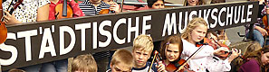 Foto: Kinder vor dem Schild der St&auml;dtischen Musikschule