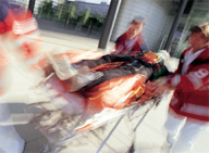 Foto: Rettungssanit&auml;ter transportieren einen Verletzten ab