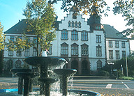 Foto: Das Rathaus der Stadt Hamm mit einem Brunnen im Vordergrund