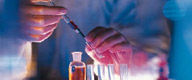 Foto: Ein Chemielaborant bearbeitet Proben