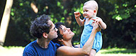 Foto: Junge Eltern spielen mit ihrem Baby