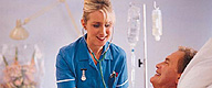 Foto: Eine Krankenschwester betreut einen Patienten