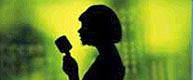 Foto: Schattenbild einer Sängerin, die ein Mikrofon in der Hand hält