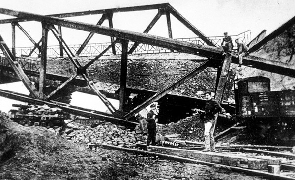 Bild einer zerstörten Eisenbahnbrücke im zweiten Weltkrieg
