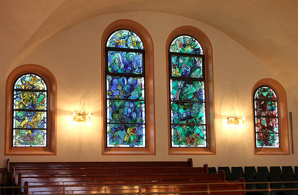 Bunte Glasbilder in der Kreuzkirche 