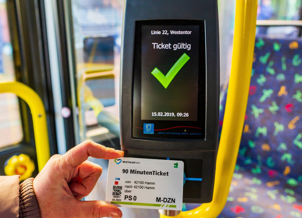 Ein Kartenentwerter mit einem E-Ticket in einem Bus