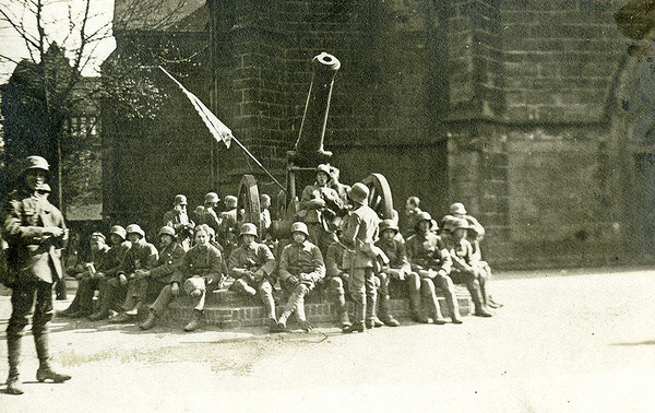 Eine Gruppe von Soldaten vor der Pauluskirche im März 1920