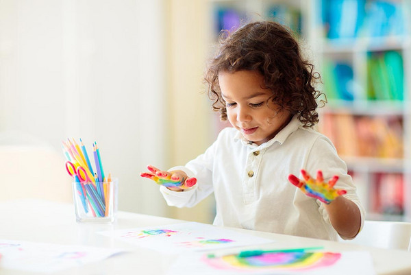ein Mädchen malt mit Fingerfarbe