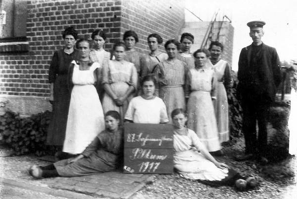Eine Gruppe von Frauen vor dem Bahnhof in Pelkum um 1917