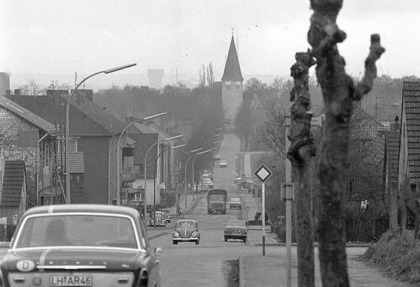 Blick von der Friedrich-Ebert-Straße in Richtung Kreuzkirche, um 1965.  