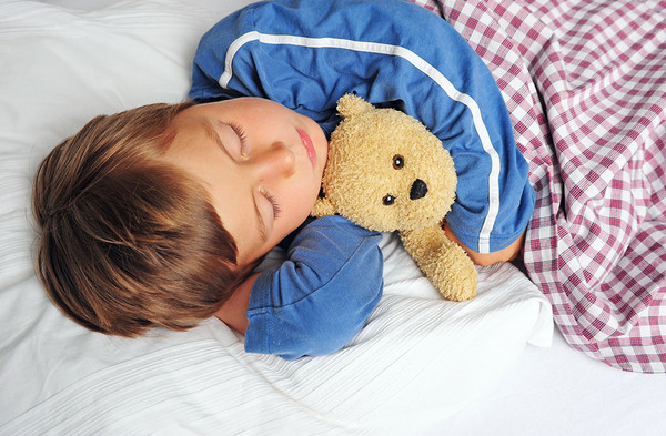 Guten Nacht - Schlafender Junge mit Teddy im Arm