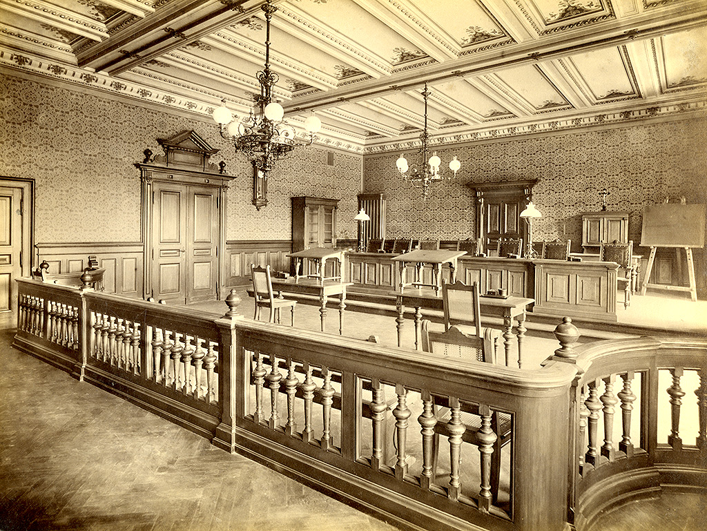 Innenansicht eines Verhandlungssaales im Gerichtsgebäude am Friedrichsplatz, um 1894
