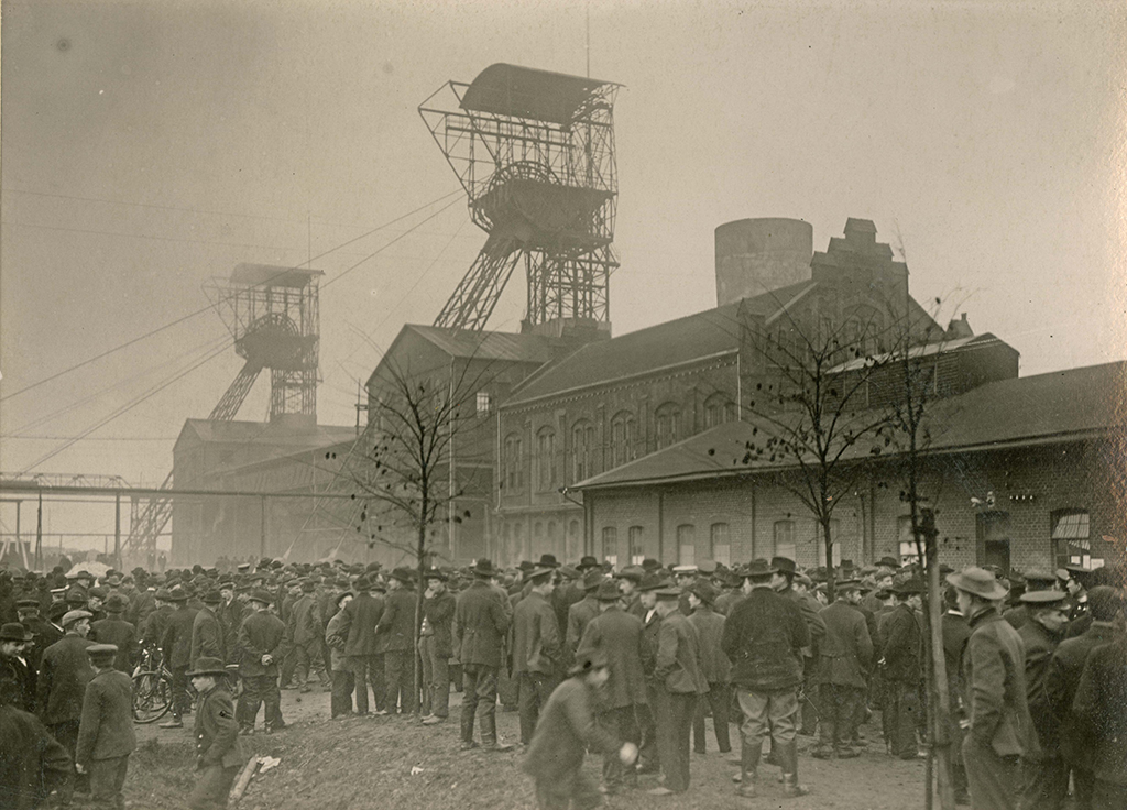 Am Tag des Grubenunglücks auf der Zeche Radbod versammeln sich Bergleute und ihre Angehörigen auf dem Zechenplatz, 12. November 1908
