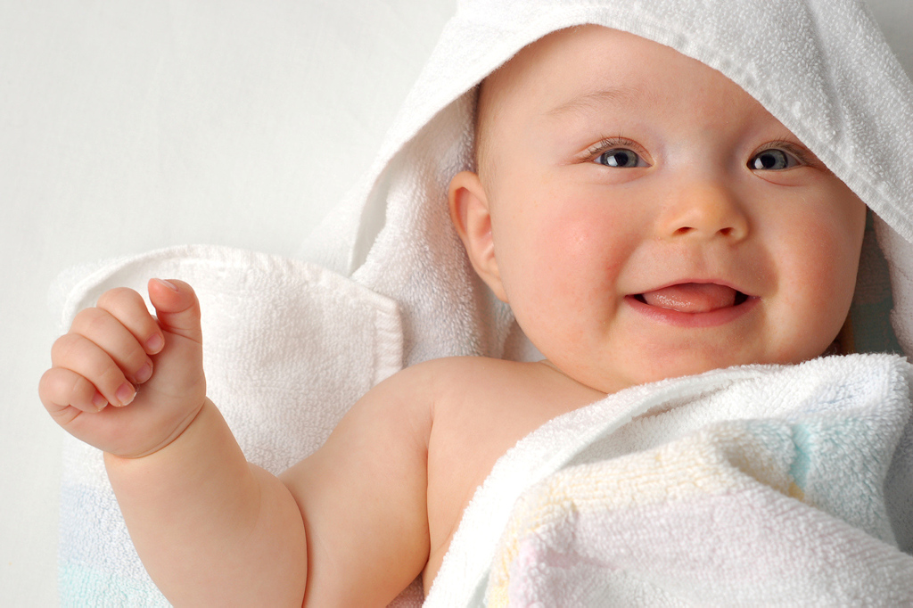 Ein Baby in ein Handtuch gewickelt