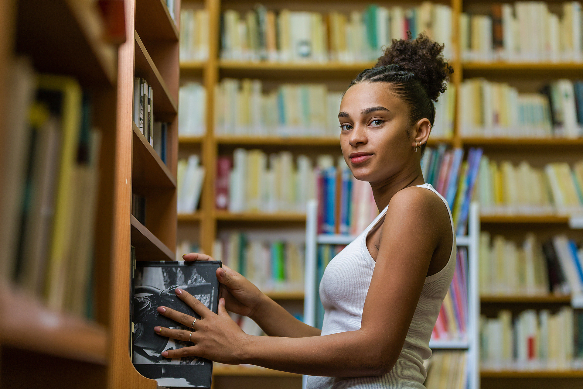 Eine junge Frau arbeitet in einer Bibliothek