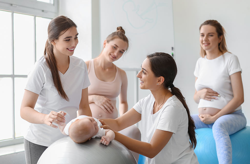 schwangere Frauen bei der Geburtsvorbereitung
