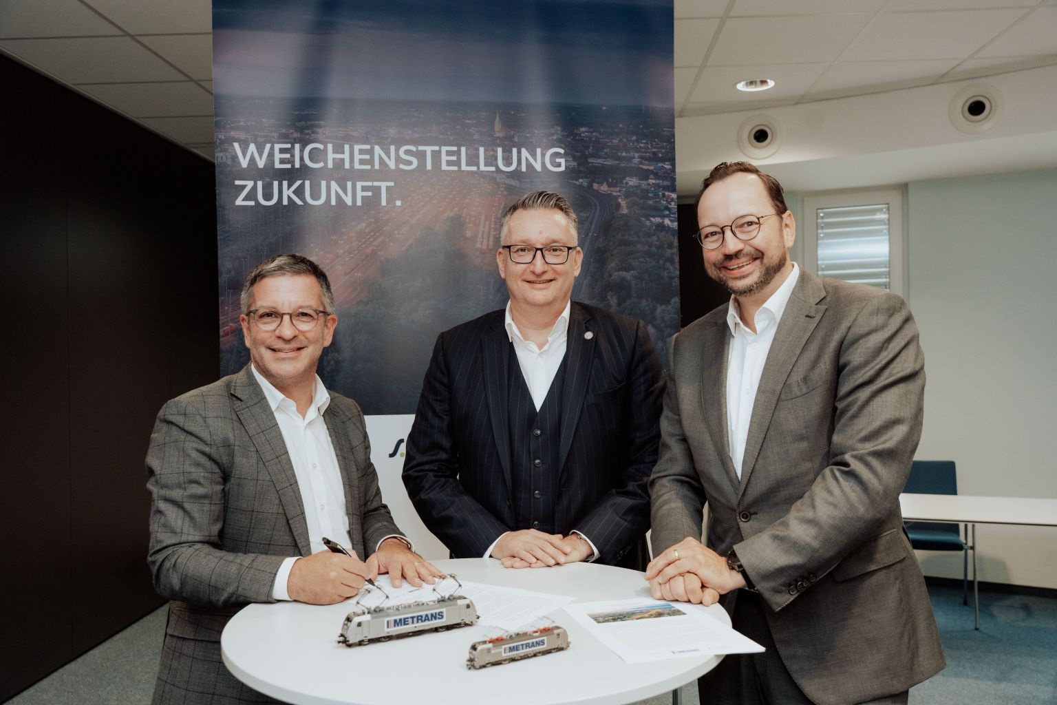 Bekräftigten mit einem Memorandum of Understanding ihr Interesse an einer Partnerschaft (v.l.n.r.): Marc Herter, Oberbürgermeister der Stadt Hamm, Peter Kiss, CEO von Metrans und Lars Neumann, Leiter Vorstandsprojekte und Geschäftsentwicklung der HHLA  Bekräftigten mit einem Memorandum of Understanding ihr Interesse an einer Partnerschaft (v.l.n.r.): Marc Herter, Oberbürgermeister der Stadt Hamm, Peter Kiss, CEO von Metrans und Lars Neumann, Leiter Vorstandsprojekte und Geschäftsentwicklung der HHLA