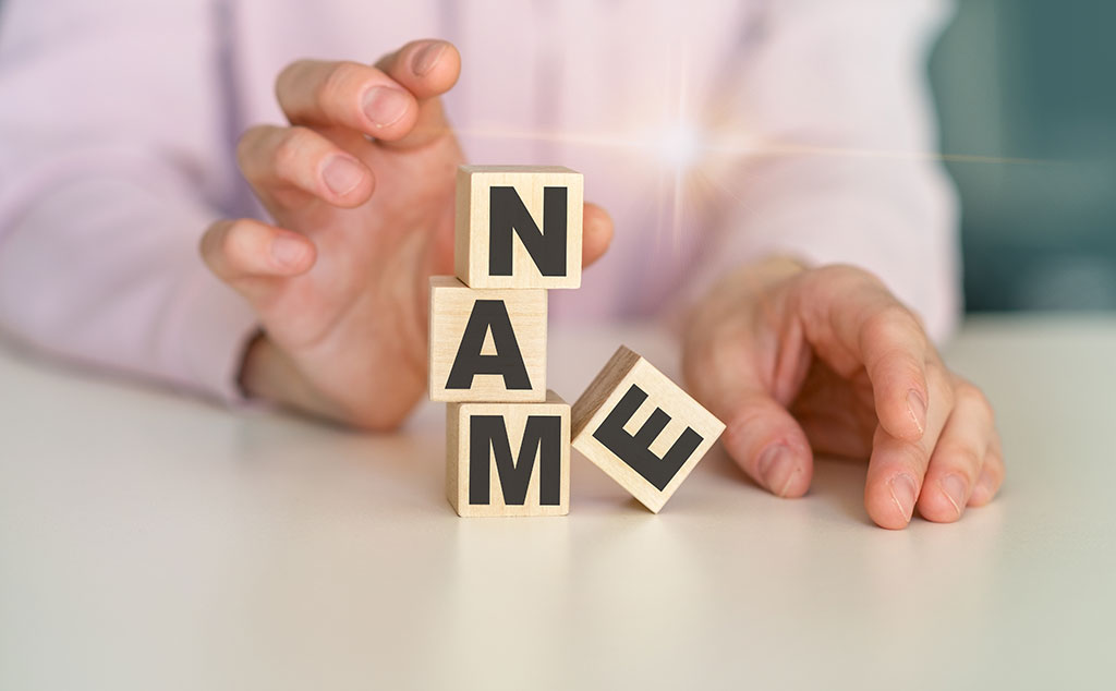 Holzklötze bilden das Wort ''Name''
