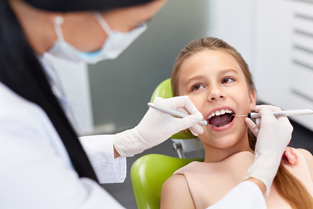 Ein Kind beim Zahnarzt