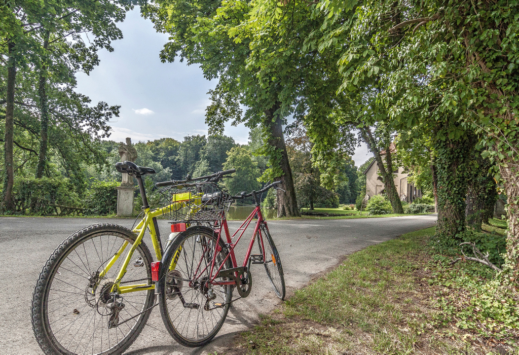 Zwei Fahrräder stehen in der Nähe des Herrenhauses Ermelinghoff