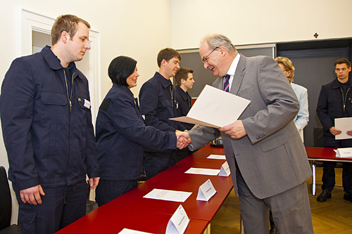 Oberbürgermeister Hunsteger-Petermann bei der Urkundenübergabe mit einer Brandmeisteranwärterin