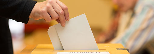 Eine Wahlstimme wird in eine Wahlurne gesteckt , Urheber: © Christian Schwier - Fotolia.com