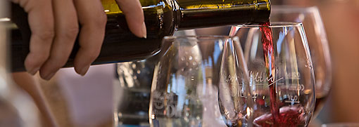 Rotwein wird in Weingläser gefüllt, Thorsten Hübner