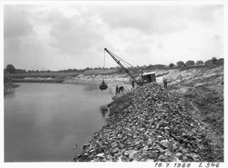 Das Bild zeigt die Baumaßnahmen zur Anlage der Uferverwallungen