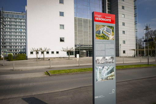 Stele zur Stadtgeschichte am OLG