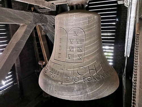 Stahlglocke der Johanneskirche mit der Inschrift „+ ICH BIN DER HERR + DEIN GOTT / DIE BEKENNENDE GEMEINDE HAMM GAB DIESE BUSSGLOCKE 1937“ Stadt Hamm, Untere Denkmalbehörde