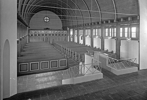 Blick vom erhöhten Chor auf die noch orgellose Empore mit den von Max Schulze-Sölde (1887-1867) gestalteten Brüstungstafeln und der später kriegszerstörten Bleiverglasung des Buntfensters, 1938