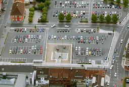 Luftbild des Santa-Monica-Platzes mit dem Synagogendenkmal