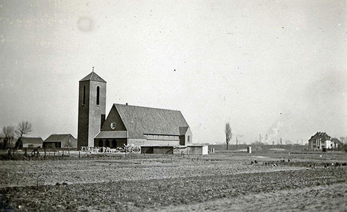 Der 1938 fertiggestellte Neubau der Johanneskirche in der Nordenfeldmark, links davon der Hof Freisfeld, im Hintergrund rechts Bebauung am Landwehrweg 