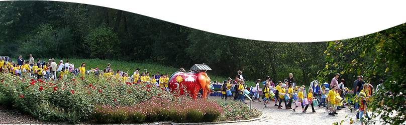 Eine Parade von Kindern im Maxipark