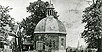 Blick von Südwesten auf die St.-Annen-Kapelle, im Hintergrund die Kirche St. Stephanus im Dorf Heessen, um 1910