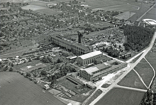 Luftbild Schacht Franz, daran anschließend die Siedlung Isenbecker Hof, um 1956.