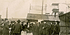 An der Trinkhalle am Zecheneingang der Zeche Radbod werden Listen der Verunglückten ausgehängt, 12. November 1908. 
