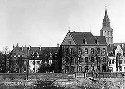Blick auf das Katholische Krankenhaus von Süden, um 1910