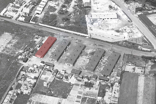 Luftbild der  Hafenstraße mit den Baracken der städtischen Notunterkunft, 1956.