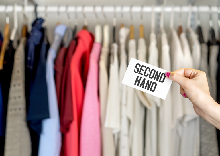 Kleiderständer mit Second Hand-Bekleidung