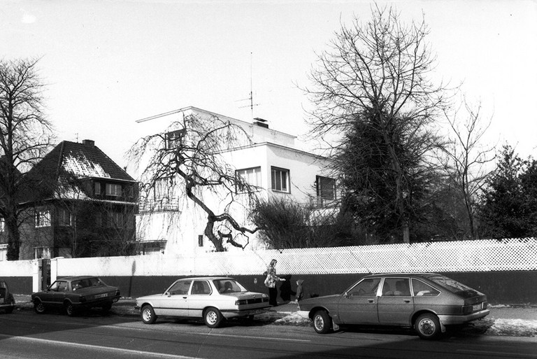 Das 1903 als Jugendstilvilla errichtete und 1929  im „Bauhausstil“ umgestaltete Wohnhaus Ostenallee 137