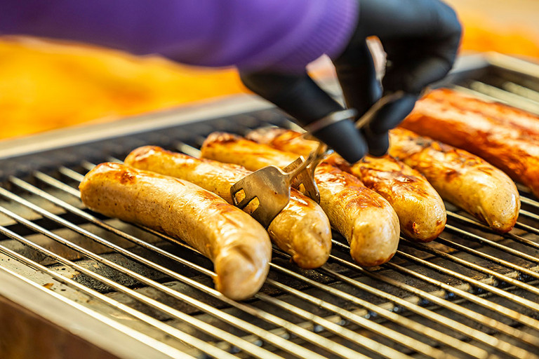Bratwurst von Marktb&auml;ckerei Bogdanski auf dem Wochenmarkt an der Pauluskirche