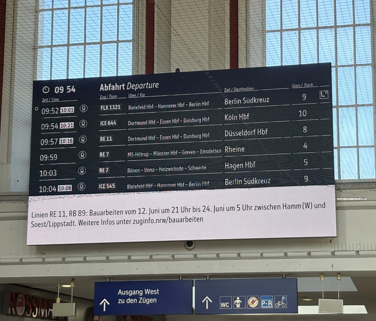 Eine Anzeigetafel im Hauptbahnhof mit Bahnverbindungen und Versp&auml;tungen