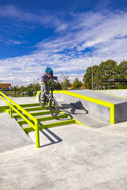 Bild zeigt Kind auf Fahrrad im Skate-Bereich der Sport- und Bewegungsachse Werries