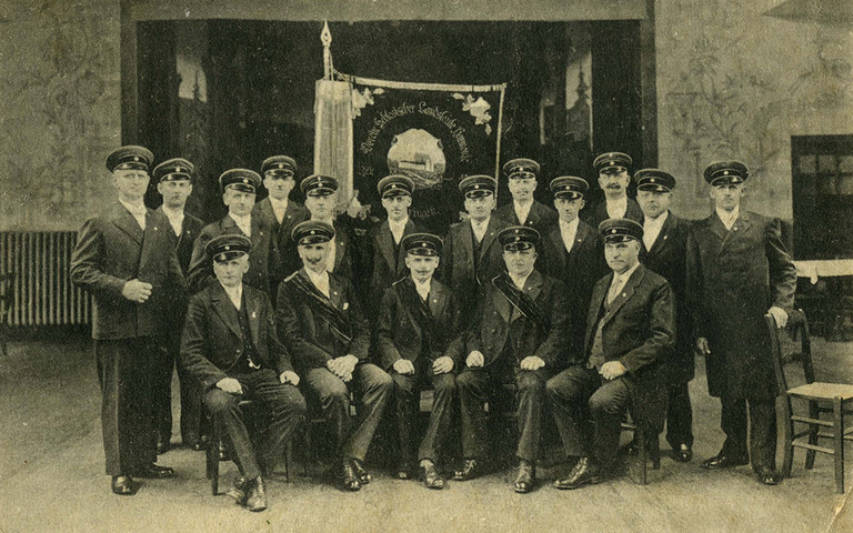 Die Gründer des Vereins Schlesischer Landsleute „Harmonie“ Herringen i. Westf., um 1910 Die Gründer des Vereins Schlesischer Landsleute „Harmonie“ Herringen i. Westf., um 1910