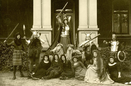 Eine Gruppevon Schauspielern aus dem Festspiel ''Aus der Tiefe der Jahrhunderte'' im Kurpark, 1909