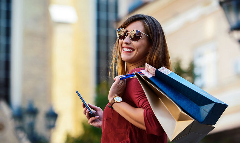 Moderne junge Frau, die Spa&szlig; am Einkaufen hat. Konsumkultur, Mode, Lifestyle-Konzept