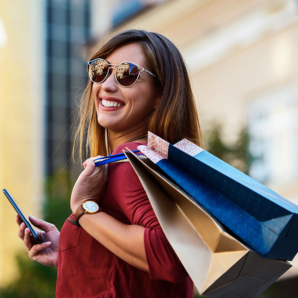 Moderne junge Frau, die Spa&szlig; am Einkaufen hat. Konsumkultur, Mode, Lifestyle-Konzept