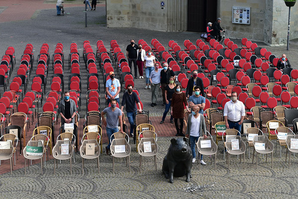 600 leere Stühle auf dem Marktplatz 
